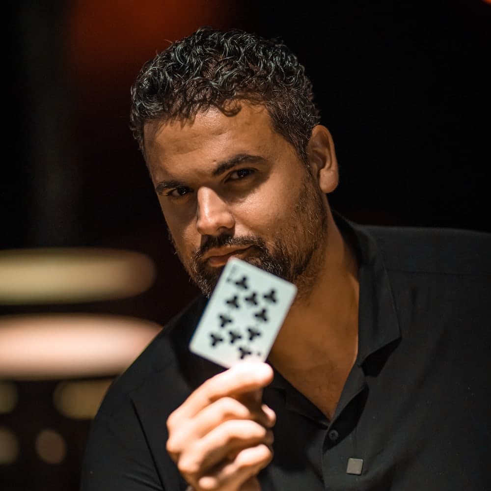 Portrait de Jérémy Marouani, magicien, tenant une carte